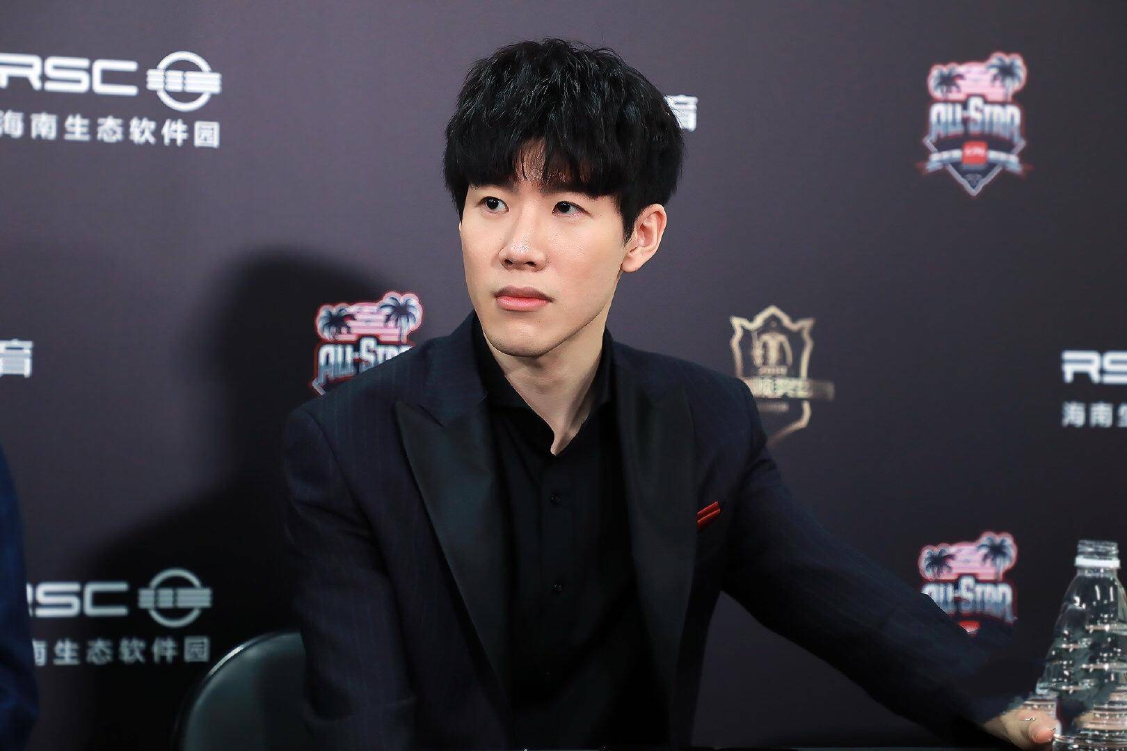 迫使其在对 迫使其在对